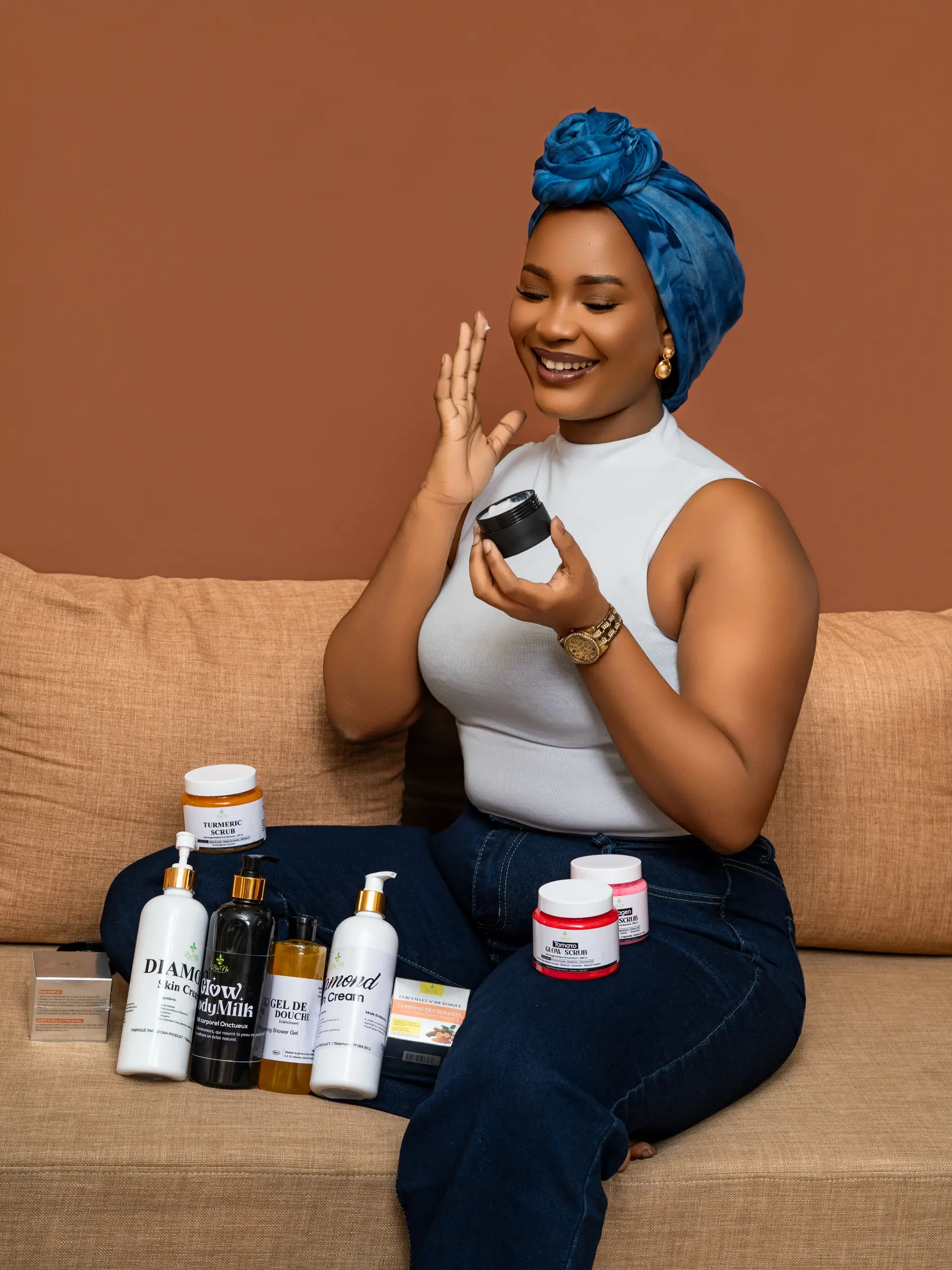 Cliente Bio'Na rayonnante, turban bleu, sur un canapé caramel